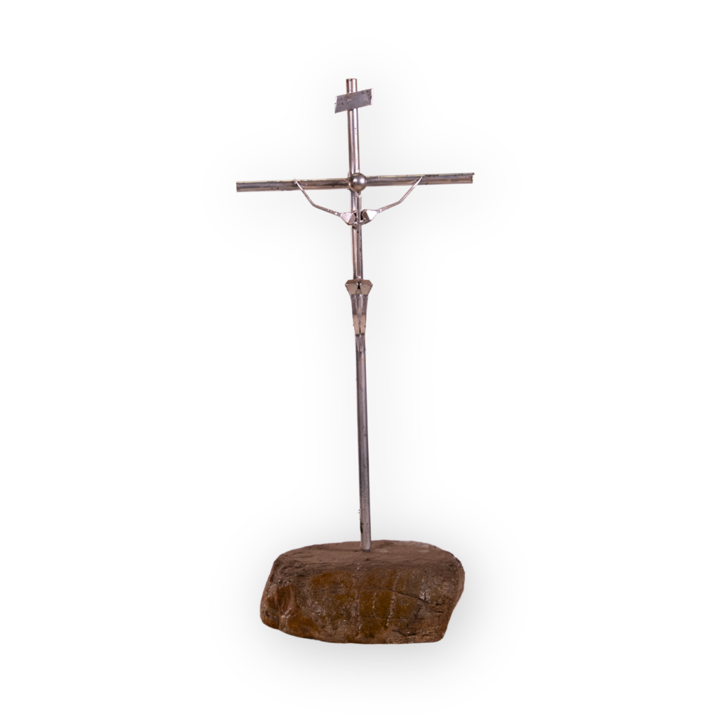 figura hombre crucificado acero