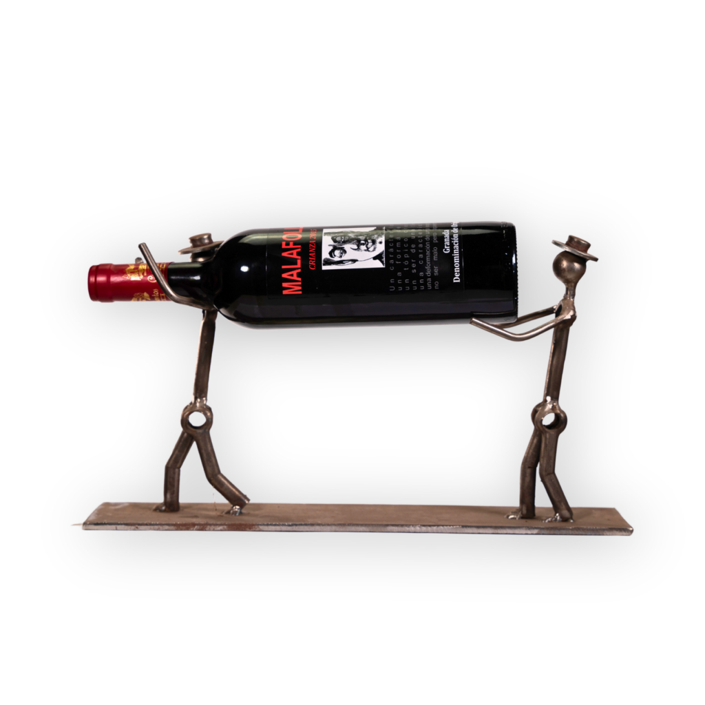 vino malafolla en estructura sujeta vinos con dos personas llevando la botella acero